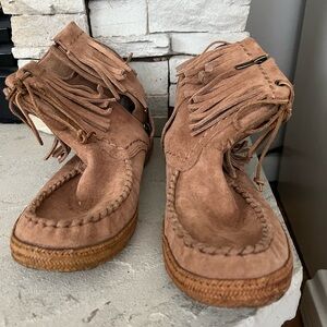 Ugg women’s Fringed Mocassins size 7.5 NWOT